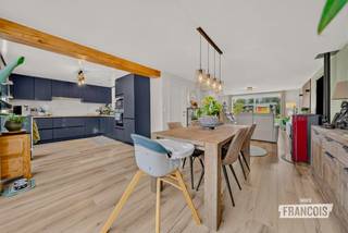 Bent u op zoek naar een instapklare gezinswoning op een rustige locatie? Deze open bebouwing in Pervijze combineert een doordachte indeling, hedendaags wooncomfort en een prachtig onderhouden tuin op een ruim perceel van 960 m². De woning werd in 2018 grondig gerenoveerd, waardoor u hier zonder zorgen uw intrek kunt nemen. Bovendien kan de woning mits een minimale bijkomende investering eenvoudig uit de huidige renovatieverplichting worden gebracht, wat een mooie extra troef vormt voor de toekomstige eigenaar.<br /><br />Via de inkomhal komt u terecht in de stijlvolle vernieuwde badkamer, uitgerust met een spoelbak, een ligbad en een aparte douche. Daarnaast bevindt zich op het gelijkvloers een volwaardige slaapkamer, ideaal als slaapkamer, bureau of hobbyruimte.<br /><br />De leefruimte geniet van een aangename lichtinval dankzij de grote raampartijen en biedt een mooi uitzicht op de tuin. Aansluitend vindt u de open keuken, die volledig is ingericht met een microgolfoven, elektrische oven, inductiekookplaat, koelkast, spoelbak, dampkap en vaatwasser. Vanuit de leefruimte bereikt u de gezellige veranda, een heerlijke plek om in elk seizoen te ontspannen en te genieten van de rustige omgeving.<br /><br />Op de eerste verdieping bevinden zich nog drie ruime slaapkamers, waardoor de woning in totaal vier slaapkamers telt en perfect geschikt is voor een gezin.<br /><br />Ook buiten heeft deze woning heel wat te bieden. De verzorgde tuin vormt een aangename groene oase met een gezellige loungeruimte en extra opslagruimte. Bovendien beschikt de woning over een inpandige garage en een ruime oprit met voldoende parkeermogelijkheden voor meerdere wagens.<br /><br />Als extra troef beschikt de woning over 20 zonnepanelen.<br /><br />