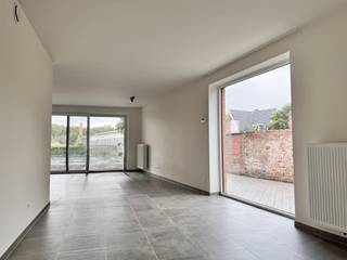 Dit leuk 2 slaapkamer appartement (121 m²) met tuin (37,20 m²) ligt op de gelijkvloerse verdieping van een nieuw gebouw gelegen nabij de oprit van...