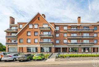 <p>Te koop: ruim 2-slaapkamerappartement op centrale ligging in Kuurne</p><p>In het centrum van Kuurne bevindt zich dit verzorgde appartement met een praktische indeling en ruime leefvolumes. Dankzij de centrale ligging zijn winkels, scholen en openbaar vervoer vlot bereikbaar.</p><p>Wat maakt dit pand uniek?<br />Bij het binnenkomen wordt u verwelkomd in een ruime en lichtrijke leefruimte, ideaal om comfortabel te wonen. De afzonderlijke keuken biedt alle ruimte voor dagelijks gebruik en sluit mooi aan op de leefruimte.Het appartement beschikt over twee volwaardige slaapkamers en een badkamer uitgerust met zowel een ligbad als een douche. Verder is er een berging aanwezig, alsook een ondergrondse staanplaats.</p><p>Voor wie is dit ideaal?</p><p>Ideaal voor men die op zoek zijn naar een ruim appartement op een uitstekende locatie.</p><p>Te koop via Immo Beguin, jouw vastgoedexpert sinds 2009, met kantoren in Ronse, Waregem, Kortrijk, Deinze, Doornik en Lessines.<br />Meer info of bezoek aanvragen via: arne@immobeguin.be</p>