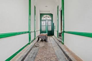 Ben je op zoek naar een ruime en instapklare kantoorruimte met een handig magazijn op een strategische locatie? Dit gerenoveerde kantoor van...