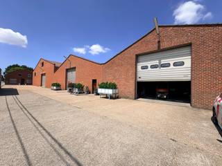 <p><strong>Loods van 667m² te koop op idéale ligging.</strong></p>
<p> </p>
<ul><li><strong>Troeven:</strong>poort voor en achteraan van telkens 4,3m hoog en 4m breed</li><li>3 staanplaatsen voor loods</li><li>isolatie in dak</li><li>drijfkracht aanwezig</li><li>grondoppervlakte van 1011m²</li></ul>
<p>splitsing en voorwaarden hieraan verbonden in aanvraag</p>