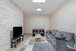 Op de 2de verdieping van een kleinschalig gebouw in het centrum van Vilvoorde, nabij het Slachthuisplein, bevindt zich dit instapklare en recensent gerenoveerde appartement. De lichte leefruimte met open keuken creëert een moderne en aangename woonomgeving.
Het appartement beschikt over een comfortabele slaapkamer, een ruime badkamer met inloopdouche en toilet, een aparte berging en een praktische zolderberging.
Het appartement wordt momenteel verhuurd, interessant als opbrengsteigendom. Dankzij de ligging in het centrum van Vilvoorde zijn winkels, horeca en openbaar vervoer binnen handbereik.