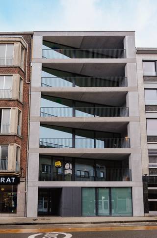 Welkom bij onze nieuwste ontwikkeling in de levendige wijk Muidepoort in Gent. Dit stijlvolle nieuwbouwproject omvat zes hoogwaardig afgewerkte appartementen, ontworpen voor modern comfort en luxe.<br /><br /><strong>Toplocatie en gemak</strong><br />Gelegen op een toplocatie biedt de Muidepoort een perfecte balans tussen stedelijk leven en serene groene omgevingen. De nabijheid van parken, wandelpaden langs de Leie en een scala aan winkels en eetgelegenheden maken dit de ideale plek om te wonen.<br /><br /><strong>Dynamische woonomgeving</strong><br />De Muidepoort staat bekend om zijn gezellige en dynamische sfeer, waardoor het een aantrekkelijke woonomgeving is voor zowel jonge professionals als gezinnen. Hier geniet je van het beste wat Gent te bieden heeft, met gemakkelijke toegang tot het stadscentrum en uitstekende verbindingen met het openbaar vervoer.<br /><br /><strong>Ruimte, licht en luxe</strong><br />Onze appartementen bieden een harmonieuze mix van ruimte en licht, met grote ramen die elke kamer vullen met natuurlijk daglicht. De open woonruimtes zijn perfect voor zowel ontspanning als entertainment, en de moderne keukens zijn uitgerust met de nieuwste apparatuur. Elk appartement beschikt over één tot drie slaapkamers, ideaal voor gezinnen, professionals als investeerders.<br /><br /><strong>Duurzaamheid en comfort</strong><br />Gebouwd met duurzaamheid in gedachten zijn de appartementen energiezuinig en voorzien van een warmtepomp en zonnepanelen. Dit resulteert niet alleen in lagere energiekosten, maar draagt ook bij aan een groenere toekomst.<br /><br /><strong>Persoonlijke afwerking</strong><br />De afwerking van de appartementen is luxueus en kan worden aangepast aan uw persoonlijke smaak. Je hebt de mogelijkheid om zelf keuzes te maken in materialen en afwerkingen, zodat uw nieuwe woning volledig aansluit bij uw wensen.<br /><br /><strong>Interesse in dit project?</strong><br />Neem vandaag nog contact met ons op voor meer informatie via <strong>info@potrell.be</strong> of <strong>09 394 67 95 </strong>en ontdek hoe je deel kan uitmaken van dit opwindende nieuwbouwproject Residentie Muidepoort aan de Muidepoort 46 in Gent.<br /><br /><span>APPARTEMENT OP MAAT | JOUW APPARTEMENT, JOUW STIJL</span><br />Maak van dit appartement uw droom appartement op maat! Voeg je eigen smaak en persoonlijkheid toe en kies zelf de keuken, parket, vloer en badkamer van jouw instapklare eigendom. Een eigen stek op maat van je wensen en stijl. <br />Jij kiest, Potrell voert uit. Zo makkelijk is dat!