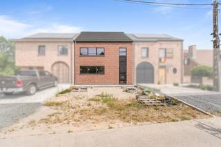 [[ DIT PAND NEEMT DEEL AAN DE ERA OPEN HUIZEN DAG OP 19/9 VAN 14:30 TOT 15:30 ]]
<p>Ruime casco woning in Dendermonde, vlakbij voorzieningen, openbaar vervoer en belangrijke invalswegen.</p>

<p>Deze recente woning uit 2021 biedt een uitstekende combinatie van ruimte, ligging en mogelijkheden. De woning wordt casco verkocht, wat u de kans geeft om de afwerking volledig naar eigen smaak en stijl te realiseren, onder het  btw-tarief van 21%. Dankzij de centrale ligging nabij scholen, openbaar vervoer, het station en diverse invalswegen geniet u van een vlotte bereikbaarheid in een aangename woonomgeving. Binnenin beschikt de woning over bijzonder ruime kamers, een grote oprit en een gezellige tuin met terras. Met vijf slaapkamers, twee badkamers en een ruime bureauruimte is dit huis ideaal voor grote gezinnen of wie wonen en werken wil combineren. Proefcertificaat EPC score A beschikbaar mits plaatsen van airco en zonnepanelen</p>

<p>Belangrijkste ruimtes:<br />• Inkomhal van 9 m² met toegang tot de leefruimtes.<br />• Ruime living van 50 m² met veel potentieel voor een lichtrijke leefomgeving.<br />• Keukenruimte van 10 m², volledig naar eigen wens in te richten.<br />• Groot bureel van 28 m², ideaal voor thuiswerk of praktijkruimte.<br />• Vijf ruime slaapkamers, waaronder een master bedroom van 21 m² met dressing en een extra grote kamer van 57 m².<br />• Twee badkamers van telkens 6 m².<br />• Gezellig terras en tuin.<br />• Grote oprit met parkeermogelijkheden.</p>

<p>Troeven:<br />• Recente constructie van 2021 die casco wordt verkocht onder 21% btw.<br />• Centrale ligging nabij scholen, station, openbaar vervoer en invalswegen.<br />• Grote bewoonbare ruimtes, gezellige tuin en ruime oprit</p>
