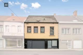 Indeling: <br /><br />Gelijkvloers: <br />- gastentoilet<br />- polyvalente ruimte die kan dienen als inkomhal of kan ingericht worden tot garage<br />- ruime leefruimte met open, volledig uitgeruste keuken<br />- gezellig terras<br /><br />Eerste verdieping: <br />- vernieuwde badkamer<br />- 2 ruime slaapkamers<br /><br />De tweede verdieping te bereiken via vaste trap, biedt potentieel voor het creëren van een derde kamer/hobbyruimte/...<br /><br />Troeven: <br />- Gunstig EPC B <br />- Centraal gelegen in hartje Wevelgem<br />- Volledig instapklaar<br />- Bijkomend potentieel in polyvalente ruimte en zolder<br /><br />Meer info of interesse in een bezoek? <br />Contacteer Sarah - 0493 25 46 80 - sarah.hanson@dewaele.com<br /><br />Bestuursmaatregelen in het maatregelenregister: nee<br /><br />Deze AI-visualisaties zijn bedoeld als inspiratie. Er werd geen rekening gehouden met technische specificaties, stedenbouwkundige voorschriften of de concrete mogelijkheden tot realisatie.