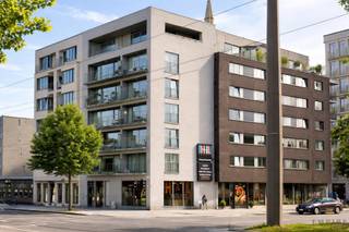 Op zoek naar een toplocatie in het centrum van de stad? Een recente gebouw, bouwjaar: 2009. Dit unieke perceel biedt u het volgende: Een modern hoge klasse appartement met een prachtig zicht van de stad, een living met veel daglicht, een half open keuken, 2 gezellige slaapkamers, 2 badkamers (1 ensuite) en toilet. Deze woning heeft ook een technische ruimte (boiler kamer). De woning beschikt over een leuke terras. Alle ramen zijn dubbel beglazing en er is een veiligheidsdeur. De vraagprijs is €349.000. Er zijn aparte meters voor elektriciteit, gas en water. Met lage gemeenschappelijke kosten van +/- €100. Er is een optie om een parkeerplaats te kopen voor €18.000. inrit via achterkant van het gebouw (Rijnpoortvest) Lift direct tot in het gebouw, elektrische poort met afstandsbediening. EPC: B Mis deze kans niet, en neem vandaag nog contact op met ons!