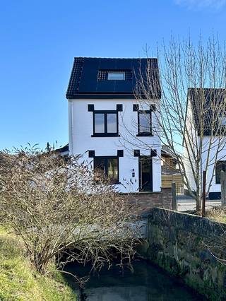 Tussen Leuven en Brussel treffen we het feeërieke Bertem. Bekend om haar uitgestrekte bossen en weidse landschappen staat dit dorp garant voor een rustig thuiskomen.<br />Deze prachtig vernieuwde woning, gelegen in de Dorpstraat 107 te Bertem, onderging in 2025 een professionele totaalrenovatie en werd afgewerkt met hoogwaardige, esthetische materialen. Het resultaat? Een comfortabele en energiezuinige thuis met EPC-label A, asbestvrij attest en conforme elektriciteitskeuring.<br />Op het gelijkvloers bevinden zich een stijlvolle inkomhal met gastentoilet, een lichtrijke woon- en eetkamer, en een moderne open keuken met zicht op de mooi aangelegde tuin en terras. Perfect voor wie houdt van licht, ruimte en een open leefgevoel!<br />Via de prachtige houten trap met ledverlichting bereikt u de eerste verdieping, waar twee ruime slaapkamers, een zeer royale badkamer en een apart toilet schuilgaan.<br />De tweede verdieping biedt plaats aan een indrukwekkende master bedroom van maar liefst 34 m². Links van de woning is er nog een extra werk- en (fiets)bergruimte, langs dewelke men rechtstreeks van de tuin naar de straatzijde kan. <br />Dit is een volledig instapklare, praktisch nieuwe woning die meteen charmeert. Bovendien geniet u van een voordelige aankoop onder 2% registratierechten (indien voldaan aan de voorwaarden van enige, eigen gezinswoning) in plaats van 21% btw.<br />Wees er snel bij en plan vandaag nog uw bezoek!
