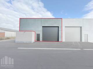 Nieuwbouw KMO-unit van 237 m² en 1 privatieve parkeerplaats te koop in Aartrijke.<br /> <br />De geïsoleerde <strong>casco magazijnruimte</strong> (brandklasse C) is opgebouwd uit een staalconstructie in combinatie met geïsoleerde gladde prebaf betonpanelen met een vrije hoogte van +/- 6 m, toegankelijk via sectionaalpoort (4,50 m B x 4,50 m H) met afzonderlijke toegangsdeur. Verder is de loods voorzien van o.a. een lichtstraat met rookluik, polybetonvloer, een regenwaterput (6.500 L) en een septische put. Aansluitingen van nutsvoorzieningen (water, elektriciteit (40A- 3 fasig 400 V), distributie, telefonie en internet) zijn reeds geplaatst. Onmiddellijk beschikbaar bij akte.<br /><br />De unit maakt deel uit van het nieuwbouw KMO-project "<strong>LAKEBOS</strong>" bestaande uit 8 KMO-units met oppervlakte van +/- 192 m² tot 326 m².<br />De dakstructuur laat het toe zonnepanelen te plaatsen (15 kg/m²). Ruime parkeer- en manoeuvreerruimte op de site.<br /><br />Uitermate goed gelegen op amper 450 m van de bedrijvige Aartrijksestraat met vlotte verbinding naar de Torhoutsesteenweg en de op- en afrit 11 Ruddervoorde van de E403.<br /><br />Contacteer <strong>PANORAMA B2B</strong> voor bijkomende (technische) inlichtingen, plannen of een vrijblijvend plaatsbezoek op het nummer <strong>050 300 800.</strong>
