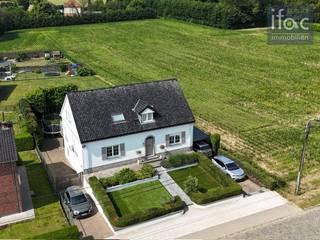 Villa lumineuse idéalement située avec 4 chambres, 2 salles de bains et terrasse et jardin orientés sud-ouest. La villa dispose de 16...