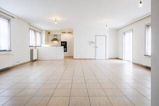 Roeselare : UNIEK GROOT, centraal, ruim en lichtrijk appartement op toplocatie – 143m² woonoppervlakte!Op zoek naar een ruim en instapklaar...