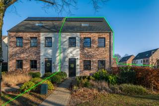 In een rustig, autovrij woonerf op wandelafstand van het centrum van Schilde en het Picardiëbos, bevindt zich deze zeer recente en...