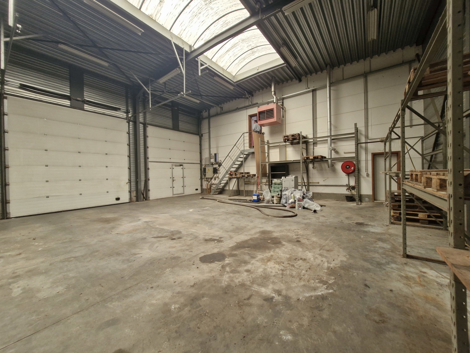 Te huur – Functioneel magazijn met kantoren in Nivelles Zuid - foto 5