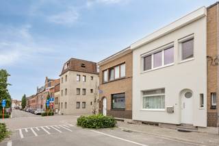 <p>Deze woning combineert een praktische indeling met een aangename ligging aan de stadsrand van Mechelen. Dankzij de conforme attesten en het gunstige EPC-label B geniet je van extra comfort en energiezuinig wonen. De woning bevindt zich in een rustige woonkern, nabij scholen, openbaar vervoer en het treinstation, wat zorgt voor een uitstekende bereikbaarheid. Binnen geniet je van lichtrijke leefruimtes en een functionele indeling met twee slaapkamers. De noordwestgerichte tuin van ca. 30 m² vormt een fijne buitenruimte om te ontspannen.</p>

<p> </p>

<p>Belangrijkste ruimtes:<br />• Inkomhal met toegang tot de leefruimtes<br />• Gezellige woonkamer met aangename lichtinval<br />• Eetkamer aansluitend op de keuken en woonkamer<br />• Keuken uitgerust met gasfornuis, dampkap, vaatwasser en spoelbak<br />• Berging met aansluiting voor wasmachine<br />• Badkamer met ligbad, toilet en wastafel in meubel<br />• Twee comfortabele slaapkamers<br />• Noordwestgerichte tuin van ca. 30 m²<br />• Kelder</p>

<p> </p>

<p>Troeven:<br />• Gelegen in de gegeerde Colomawijk in Mechelen-Zuid vlakbij de Vaart<br />• Conforme attesten aanwezig<br />• Energiezuinige woning met EPC-label B</p>