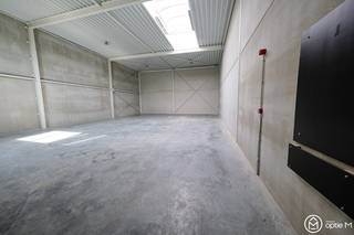 Zeer centraal gelegen recente KMO-unit van 217 m2 aan de Herkenrodesingel in Hasselt.<br />Het bedrijvenpark is bereikbaar via de grote ring rond Hasselt alsook via de ingang van het containerpark.<br /><br />Deze bedrijfshal beschikt over een automatische sectionale poort. Ook is er een aparte toegangsdeur met een raam in de voorgevel en een raam op de eerste verdieping waardoor het mogelijk is om een mezzanine te creëren voor een kantoorruimte. Er ligt gepolierde beton. <br /><br />De unit heeft een vrije hoogte van 6,5m en is voorzien van een lichtstraat, analoge brandcentrale met optische rookdetector en sirene, laagspanningsbord, LED verlichting en stroomvoorziening van 16A en 32A (nl. 8 stopcontacten en 1x 4V stopcontact voor heftruck).<br /><br />Er is mogelijkheid tot het parkeren van twee wagens op de privatieve parking voor het gebouw. Eveneens is er een wachtbuis voorzien voor het opladen van elektrische wagens.<br /><br />De gemeenschappelijke lasten en de onroerende voorheffing zijn ten laste van de huurder.<br /><br />De huur bedraagt 1320 € per maand (excl. 21 % BTW) + 80 euro gemeenschappelijke kosten + 90 euro voorschot voor de onroerende voorheffing.<br /><br />Interesse? Contacteer ons! Optie M I carine@optie-m.be I 0478/41 58 70