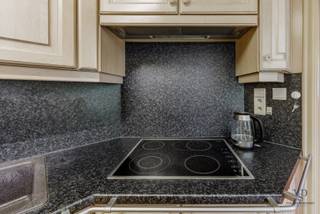 De woning beschikt over een inkomhal die toegang geeft tot de aangename leefruimte, gevolgd door de lichtrijke keuken met aanpalende...