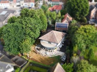 <p>Unieke klassieke villa op een perceel van 1.497 m², waarvan ca. 500 m² naastliggende bouwgrond, gelegen op een toplocatie nabij alle voorzieningen. De woning beschikt over een ruime inkomhal met apart gastentoilet, bureauruimte en een lichtrijke leefruimte met zit- en eethoek, een combinatie van natuursteen en parket en een sfeervolle houtkachel. Daarnaast is er een aparte tv-kamer/speelruimte en een open leefkeuken met aanpalende was- en bergplaats met douche. De ruime garage van ca. 60 m² beschikt over een extra verdieping, ideaal als bureau- of hobbyruimte. Vanuit de woning is er toegang tot het ruime terras en de prachtige tuin, die zorgt voor een aangename buitenbeleving en veel privacy. Op de verdieping bevinden zich vier ruime slaapkamers, waarvan twee met aparte douche, en een ruime badkamer met bad, douche, lavabo en extra toilet. Via een schuiftrap is de bergzolder bereikbaar.</p>
<p>Extra troeven:</p>
<ul>
<li>Naastliggende bouwgrond van ca. 500 m²</li>
<li>Gunstig EPC</li>
<li>Voorzien van 16 zonnepanelen</li>
<li>Regenwaterput van 20.000 liter</li>
<li>Ruime garage van ca. 60 m² met extra verdieping en werkput</li>
<li>4 ruime slaapkamers</li>
<li>Zonnig terras en tuin</li>
<li>Topligging in Gistel</li>
</ul>
<p>Deze woning is te koop ZONDER makelaar via het concept van Smart Houses! Wenst u verdere inlichtingen of een bezoek? Contacteer rechtstreeks de eigenaar via <span>+32475750114</span></p>