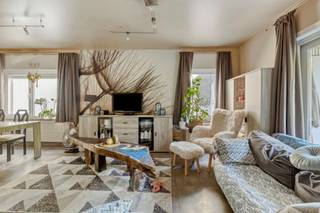 Deze ruime handelswoning met woonst geniet van een toplocatie in het centrum van Denderleeuw, op een drukke en goed bereikbare locatie met...