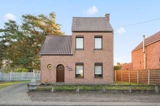 Op een <strong>mooi perceel</strong> van maar liefst <strong>13 are </strong>vind je hier een woning met karakter, een aangename buitenruimte en heel wat potentieel. Ideaal voor wie op zoek is naar een fijne thuis waar binnen- en buitenleven hand in hand gaan.<br />Binnen beschikt de woning over<strong> twee slaapkamers</strong>, een i<strong>ngerichte keuken</strong> en een <strong>recent vernieuwde badkamer</strong>. De <strong>pelletkachel </strong>zorgt voor extra gezelligheid op koude dagen en draagt bij aan de warme, huiselijke sfeer.<br />Een absolute troef is de ruime, v<strong>olledig omheinde tuin</strong>. <br />Bovendien biedt de zolder de kans om extra leefruimte te creëren, bijvoorbeeld als hobbykamer, bureau of bijkomende slaapkamer, afhankelijk van de mogelijkheden.<br /><strong><u>TROEVEN</u>:</strong>
<ul>
<li>Ruim perceel van 13 are </li>
<li>Charmante woning met een gezellige uitstraling</li>
<li>2 slaapkamers</li>
<li>Recent vernieuwde badkamer</li>
<li>Ingerichte keuken</li>
<li>Pelletkachel voor extra warmte en sfeer</li>
<li>Volledig omheinde tuin met veel ruimte om te genieten</li>
<li>Zolder met potentieel voor verdere inrichting</li>
<li>Carport en parkeermogelijkheden op eigen terrein</li>
<li>Groene omgeving met een aangenaam buitengevoel</li>
<li>Veranda met zicht op de tuin</li>
</ul>
Zie jij jezelf hier al wonen? Neem contact op met Anne op het nummer 0472/78.40.49 of via anne@incignorealestate.be en plan uw bezoek in.<br />