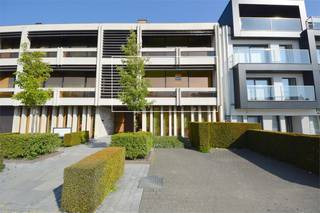 <strong>Bezoekaanvragen uitsluitend via e-mail: stephanie@immodelestre.be. </strong>Centraal gelegen appartement te huur in Ninove, gelegen op de eerste verdieping van een residentie aan de Leopoldlaan 75. Het appartement wordt betreden via de inkomhal met gastentoilet. Aan de voorzijde van het gebouw bevindt zich de lichtrijke leefruimte met balkon, die aansluit op de uitgeruste keuken. Deze is voorzien van een dubbele spoelbak, oven, koelkast, kookplaten en dampkap. Verder beschikt het appartement over twee ruime slaapkamers, die beide toegang bieden tot het terras waar u kunt genieten van een prachtig uitzicht. Daarnaast zijn er een badkamer, afzonderlijk toilet en een praktische berging aanwezig. <strong>De maandelijkse huurprijs bedraagt € 825, aangevuld met € 250 vaste kosten per maand, inclusief verwarming en gemeenschappelijke kosten.</strong> Het appartement is zeer centraal gelegen, op korte afstand van het centrum van Ninove, de belangrijkste invalswegen en diverse lokale handelszaken. Bovendien is er een gratis (gemeenschappelijke) parkeerplaats vlak voor de deur.<br />Het appartement is onmiddellijk beschikbaar.