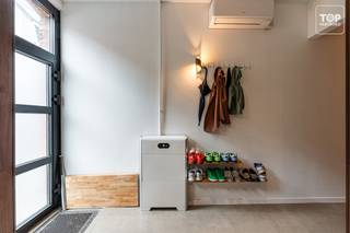 <p>Deze recent gerenoveerde woning (2025) bevindt zich op een toplocatie, vlak bij het bruisende centrum van Gent. Alle dagelijkse voorzieningen zoals winkels, scholen en openbaar vervoer zijn in de onmiddellijke nabijheid terug te vinden.<br /><br />De indeling is als volgt:</p>
<p>Je betreedt de woning via de inkomhal/keuken. De keuken is voorzien van alle hedendaagse comfort. Aansluitend op de keuken bevindt zich de gezellige woonkamer met zicht op de tuin. Verder op het gelijkvloers bevindt zich ook nog de moderne badkamer die voorzien is van een inloopdouche. <br />Op de eerste verdieping bevinden er zich 2 ruime slaapkamers met veel natuurlijke lichtinval.<br />Op de tweede verdieping bevinden er zich nog 2 slaapkamers waarvan 1 fungeert als doorloopkamer. De andere kamer word momenteel gebruikt als bureauruimte/tweede leefruimte.</p>
<p>Troeven:</p>
<ul>
<li>Goede locatie</li>
<li>recent gerenoveerd (2025)</li>
<li>gezellige tuin</li>
<li>14 zonnepanelen</li>
<li>thuisbatterij</li>
</ul>
Beschikbaar bij akte.<br /><br />Contacteer Top Vastgoed voor een bezoek op 0475 700 700.