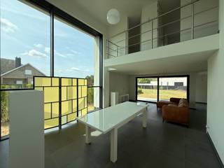 LEDE - Unieke Designvilla met grote tuin.<br /><br />Inschrijven voor het geplande kijkmoment kan via onze website => www.immoderas.be/afspraak-instructies<br /><br />Deze prachtige woning bevindt zich op de invalsweg tussen Lede & Wichelen. Het station/openbaar vervoer, verschillende winkels en scholen, bevinden zich in de directe omgeving.<br />De E40 bereikt u binnen de 10 min.<br /><br />De woning omvat op het gelijkvloers: Ruime inkomhal met apart toilet en grote vestiairekast, lichtrijke leefruimte in 2 niveau's met zicht op de grote grastuin, volledig geïnstalleerde open keuken (vaatwasser, koelkast, diepvries, combi-oven, oven, keramische kookplaat, groot eiland,..) met aanpalende berging/wasplkaats voorzien van een extra douche, inpandige garage. Op het verdiep beschikt de woning over 3 grote slaapkamers met ingemaakte kasten en een badkamer met groot ligbad, inloopdouche en dubbele wastafel, apart toilet.<br /><br />De woning wordt gekenmerkt door het gebruik van kwalitatieve materialen en toestellen.