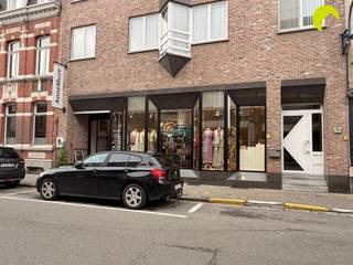 Prachtige handelsruimte in de winkelstraat van Kontich! Recht in het centrum in het midden van de winkelstraat van Kontich vinden we dit ruim...