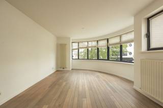<h2><span>Design appartement met zonneterras in het hart van Brasschaat</span></h2><p><span>Op een uitstekende locatie aan de </span><span>Bredabaan</span><span>, op de hoek met de </span><span>Broomansakker</span><span>, bevindt zich dit stijlvolle </span><span>1-slaapkamerappartement</span><span> op de eerste verdieping. Je woont hier midden in het bruisende centrum van </span><span>Brasschaat</span><span>, op wandelafstand van winkels, restaurants, openbaar vervoer en het groene </span><span>Gemeentepark Brasschaat</span><span>.</span></p><p><span>Het appartement combineert een moderne afwerking met veel lichtinval. De ruime </span><span>leefruimte op parketvloer</span><span> wordt gekenmerkt door een uniek raampartij die zorgt voor een aangename, open sfeer. De </span><span>luxueuze open keuken</span><span> sluit perfect aan bij het leefgedeelte en is ideaal voor wie houdt van comfortabel wonen.</span></p><p><span>Verder beschikt het appartement over een </span><span>slaapkamer</span><span>, een </span><span>douchekamer</span><span>, een praktische </span><span>wasplaats</span><span> en een aangenaam </span><span>Bankirai zonneterras van 16 m²</span><span>, waar je in alle rust van het buitenleven kan genieten.</span></p><p><span>Extra comfort wordt geboden door de aanwezigheid van een </span><span>lift</span><span> en een </span><span>privatieve kelderberging</span><span>.</span></p><p><span>Troeven:</span></p><ul><li><span>Topligging in het centrum van Brasschaat</span><span> </span></li><li><span>1 slaapkamer</span><span> </span></li><li><span>Lichtrijke leefruimte met parketvloer</span><span> </span></li><li><span>Luxueuze open keuken</span><span> </span></li><li><span>Zonneterras van 16 m² in Bankirai</span><span> </span></li><li><span>Lift en kelderberging</span><span> </span></li><li><span>EPC B</span><span> </span></li></ul><p><span>Huurprijs:</span><span> €1.000/maand<br /></span><span>Gemeenschappelijke kosten:</span><span> €80/maand<br /></span><span>Onmiddellijk beschikbaar</span></p><p><span>Interesse in dit stijlvolle appartement op toplocatie? Gelieve de huuraanvraag in te vullen via het pand op www.sinjoor.be</span></p>