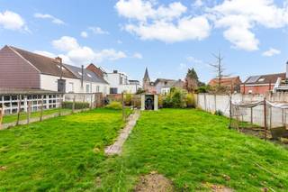 In het landelijke Denderhoutem bevindt zich deze woning in een rustige voetgangersstraat.De woning is gelegen bij de dorpskern en openbaar vervoer,...