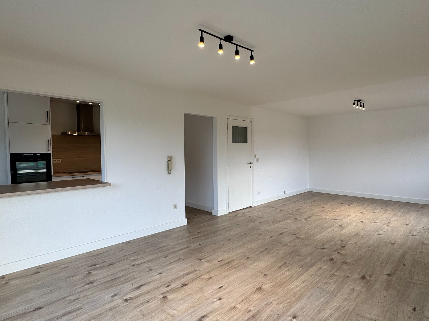 Verzorgd appartement met 2 slaapkamers en garage. - foto 3