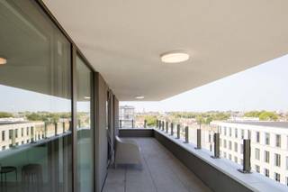 <p>Het wijste kot van Gent? Dat vind je in Billie’s Place, een gloednieuw gebouw met 88 studentenkamers en zicht op het water. Alle kamers zijn bemeubeld en instapklaar. Op elke verdieping is een gezellige gemeenschappelijke leefruimte met keuken en zelfs een terras. Perfect om wat tijd samen door te brengen, TV te kijken, te studeren of samen te koken.<br /><br />Meer info<br />Kot te huur in Gent - Vind je ideale studentenkamer in Gent<br /><br />Enkel beschikbaar voor studenten.</p>