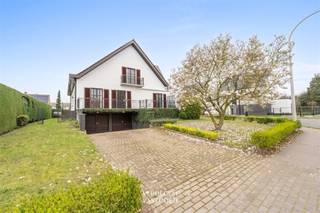 <p><span>Ligging<br /></span><span>Hier woon je in een gezellige buurt in een leuk dorp.<br />Verse bloemen haal je bij de buren in de pluktuin, honing bij de imker, wandelen en fietsen langs het 'Vaardeken'.<br />Een hechte gemeenschap, lagere school en een actief verenigingsleven typeren Kluizen.<br />De vlotte bereikbaarheid is een grote troef.<br /><br /></span><span>Wonen in stijl en ruimte<br /></span><span>Deze woning straalt karakter en aanwezigheid uit vanaf het eerste moment. <br />De gevel heeft een statige uitstraling en een tijdloze look.<br />De ruime inkomhal is afgewerkt met een mooie travertin vloer en zet meteen de toon.<br />Vanuit de inkomhal opent de woning zich naar links in een grote leefruimte.<br />De gezellige zithoek rond de gashaard vormt het hart van het huis, aansluitend nodigt de grote eettafel uit tot lange familiemomenten.<br />Achterliggend bevindt zich de ruime keuken met directe toegang tot een zonnig terras.<br />Aan de rechterzijde van de inkomhal bevindt zich een apart bureau.<br />Verder op het gelijkvloers zijn er twee grote slaapkamers en een badkamer.<br />De verdieping biedt nog eens drie ruime slaapkamers, XL nachthal, een praktische bergruimte die makkelijk als tweede badkamer kan ingericht worden, een tweede toilet en een zolder.<br />Ondergronds is de woning volledig benut met een volwaardige kelderverdieping, inclusief een dubbele inpandige garage, wasplaats en meerdere bergruimtes.<br />Buiten is het minstens even genieten. <br />Op het terras zit je heerlijk in de zon, terwijl de tuin alle ruimte biedt voor kinderen om te ravotten.<br /><br /></span><span>Extra<br /></span><span>/ binnen- en buitenramen<br />/ regenwaterput 3000l<br />/ buitenluiken<br />/ elektriciteit conform<br />/ zonneluifel<br />/ hoger gelegen<br /><br /></span><span>Troeven<br /></span><span>/ fijne ligging<br />/ heel veel woonruimte<br />/ kwalitatieve materialen en degelijke constructie<br /><br /><br /></span><span>Prijs op aanvraag<br /><br /></span></p>