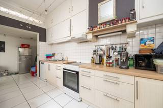 <p>Op een residentiële locatie in de gegeerde Pulhofwijk bevindt zich dit charmant eigendom. <br /><br />Een karaktervolle entree leidt naar een ruime en lichte woonkamer op parketvloer. De woonkamer is door middel van boogstucwerk ingedeeld in een salon en eetkamer. Aanpalend bevindt zich de keuken met berging dewelke toegang geeft tot het terras. <br />Op de eerste verdieping bevinden zich twee ruime slaapkamers, evenals de eerste badkamer. Het toilet bevindt zich op de nachthal.<br />De tweede verdieping heeft eveneens twee ruime slaapkamers en een tweede badkamer. <br />De woning beschikt daarnaast over een kelder, ideaal als extra bergruimte.<br /><br />De centrale locatie is enerzijds rustig gelegen, doch met goede ontsluiting naar de stad en verschillende invalswegen.</p>