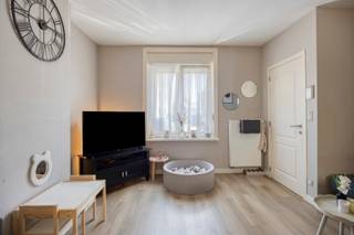 Deze instapklare woning heeft op het gelijkvloers een inkomhal, ruime woonkamer &amp; leefkeuken, bergruimte en een toilet. Op de verdieping bevindt zich de nachthal, ingerichte badkamer (voorzien van ligbad, douche &amp; toilet) en 2 slaapkamers. De zolderverdieping biedt een 3e slaapkamer en een bergruimte/dressing. Staanplaatsen voor de woning, kelder, mooi groot terras &amp; tuin aanwezig (West-georiënteerd), totale grondoppervlakte 9a58ca. Strategisch gelegen, dit nabij winkels, op wandelafstand van het station Denderleeuw of Welle of bushalte, op slechts 3 km van oprit E40. Eveneens op slechts 4,5km van centrum Aalst. Centrale verwarming met aardgas (recente brander), elektriciteit CONFORM, Epc: 331kWh/m² - D, geïsoleerde daken &amp; gevels, dubbele hoogrendementsbeglazing, regenwaterput voor o.a. toilet, buitenkraan,.., .. zijn slechts enkele van zijn vele troeven! P-score: A, G-score: A. Voor meer informatie en/of een bezichtiging: 054 23 53 83 of info@localsvastgoed.be
