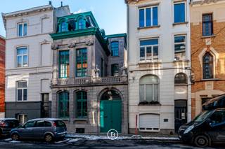 Cette maison de caractère se trouve en plein cœur de Gand. En 2020, cette maison a été entièrement rénovée jusque dans les moindres détails avec des matériaux de qualité. Le style de la maison peut être décrit en des termes puissants tels que intemporel, luxueux et charmant.<br /><br />La maison Toussyns est répartie sur quatre étages. En entrant dans la maison, nous trouvons à côté de l'entrée des toilettes pour les invités et un grand espace bureau, cabinet ou salon. Le premier étage offre un espace repas avec une cuisine hyper équipée (tous les appareils MIELE). Le deuxième étage comprend une chambre avec de beaux placards en chêne intégrés et une salle de bains avec double lavabo, toilettes, douche à l'italienne et baignoire.<br /><br />De plus, la maison dispose d'un petit grenier pratique, idéal pour le stockage. Un sous-sol entièrement aménagé et semi-enterré complète la maison. Celui-ci est doté de lumière naturelle.<br /><br />Le quartier de la maison a beaucoup de charme, typiquement gantois. Dans un rayon d'un kilomètre, nous avons de nombreuses commodités, un grand parking souterrain et bien sûr les transports en commun facilement accessibles.<br /><br />Atout supplémentaire : possibilité de location via votre société.<br />Disponible à partir du 01/04/2026.