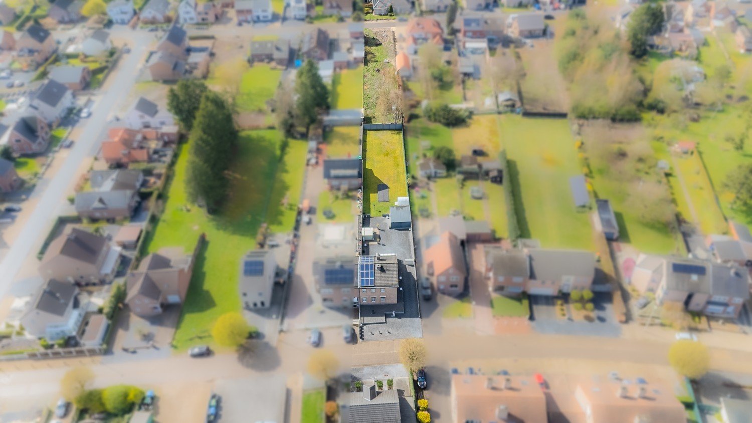 Instapklare woning met drie slaapkamers, ruime tuin en twee garageboxen in hartje Rekem! - foto 4