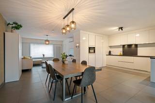 Ontdek deze instapklare woning met een ideale centrumligging, waar comfort, ruimte en energiezuinigheid hand in hand gaan. Deze perfect onderhouden gezinswoning beschikt over 4 volwaardige slaapkamers en is volledig klaar voor een zorgeloze verhuis.<br /><br />De woning behaalt een uitzonderlijk EPC A, wat garant staat voor een zeer laag energieverbruik. Dankzij de nieuwe cv-ketel, zonnepanelen met thuisbatterij (10kW), regenwaterput én geboorde put geniet u van maximaal comfort met minimale kosten. Bovendien is de elektrische installatie conform en is er geen asbest aanwezig – extra gemoedsrust verzekerd.<br /><br />Binnenin zorgen talrijke ingemaakte kasten voor praktische opbergruimte. De kwalitatieve, volledig uitgeruste keuken met hoogwaardig werkblad vormt het hart van de woning en biedt alle comfort voor kookliefhebbers.<br /><br />Buiten wacht een aangename tuin met terras waar het heerlijk vertoeven is. Het aanwezige zwembad maakt het plaatje compleet en zorgt voor pure ontspanning tijdens zonnige dagen.<br /><br />De dubbele garage biedt parking en extra bergruimte.<br /><br />Kortom, een energiezuinige, ruime en kwalitatieve woning op toplocatie in het centrum, vlakbij winkels, scholen en openbaar vervoer. Een unieke kans voor wie stijlvol en toekomstgericht wil wonen.<br /><br />Meer info: arno@woonvast.be of 0478 44 20 90