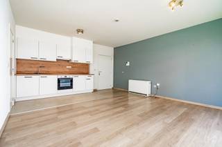 <pre><span>E-mail: ken.vp@weinvest.be | Mobiel: 0477/05.62.41
Op een steenworp afstand van Tour & Taxis bevindt zich dit gezellige, gerenoveerde appartement op de eerste verdieping van een gebouw uit 2010 (met lift). Het omvat een lichte woonkamer (20 m²), een gloednieuwe, volledig uitgeruste keuken (6 m²), een ruime aparte slaapkamer (11 m²), een nieuwe doucheruimte met toilet en aansluiting voor een wasmachine, en een terras van 6 m².
Het appartement is voorzien van dubbele beglazing en parketvloeren.
Momenteel verhuurd voor € 950/maand (exclusief lasten).
Voorschot op de lasten: € 100/maand (voor water en kosten van de gemeenschappelijke delen).
Uitstekende ligging tegenover Tour & Taxis, op 5 minuten rijden van Docks en het Lakenpark.
Absoluut een bezichtiging waard – exclusief aangeboden door We Invest!</span></pre>