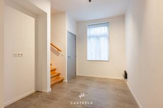 In een rustige en aangename straat komt deze volledig gerenoveerde rijwoning te huur.<br /><br />De woning werd grondig vernieuwd in 2023 en combineert hedendaags comfort met een praktische indeling en een uitstekende energieprestatie.<br />Dankzij de drievoudige beglazing en de kwalitatieve isolatie behaalt de woning een EPC-score B (124 kWh/m²/jaar). De elektrische installatie is conform en er is een geldig conformiteitsattest aanwezig.<br /><br />De woning in het kort:
<ul>
	<li>Recent gerenoveerd in 2023</li>
	<li>EPC-score B</li>
	<li>5 slaapkamers en gezellige koer en terras</li>
</ul>
<br />Bij het betreden van de woning valt meteen het lichtrijke karakter op, samen met de brede en comfortabele trap die vlot toegang biedt tot alle verdiepingen.<br />Op het gelijkvloers bevindt zich een ruime, volledig uitgeruste keuken met vaatwasmachine, koelkast, diepvriesvak en alle nodige toestellen. Daarnaast is er een apart toilet.<br />De woning beschikt over een gezellige koer én een bijkomend terras, een echte meerwaarde voor een rijwoning.<br /><br />Op de eerste verdieping bevindt zich een ruime badkamer met een grote inloopdouche, lavabomeubel en een tweede toilet.<br />Met maar liefst vijf volwaardige slaapkamers en een zolder die extra bergruimte biedt, is deze woning bijzonder veelzijdig en comfortabel.<br /><br />De woning is gelegen in de Spitaalpoortstraat, een rustige straat in Gent, vlakbij het Gent-Dampoort. Je geniet hier van een ideale combinatie van rust en stedelijk comfort, met alle voorzieningen in de buurt. Het historische centrum van Gent bereik je in ongeveer 10 minuten fietsen. Het station Gent-Dampoort en verschillende buslijnen bevinden zich op wandelafstand. Dankzij de centrale ligging zijn ook de invals- en ringwegen vlot bereikbaar. Winkels, horeca, scholen en sportfaciliteiten liggen in de directe omgeving.<br /><br />Interesse? Neem gerust contact op voor meer informatie of een bezoek.