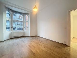 Ideally located near the European Institutions and Montgomery Square, superb 1-bedroom apartment of ± 90m² located on the 1st floor of a...