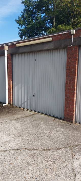 Gesloten garagebox met afstandsbediening.  Gelegen achter het gebouw. Bij verhuur met BTW nummer bedraagt de maandelijkse huur 150 euro...