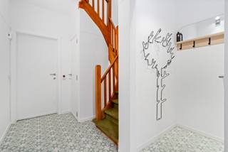 <p><strong>Charming house with three bedrooms in the Center of Dilbeek.</strong></p>
<p>Upon entering, you step into a spacious hallway that provides access to a home office or playroom. Next, you enter the bright living room with a fully equipped open kitchen. From the kitchen, there is direct access to the sunny terrace.</p>
<p>On the first floor, you’ll find three full-sized bedrooms and a modern bathroom with a walk-in shower. The attic provides space to create a fourth bedroom.</p>
<p>The house is fully basemented, offering several practical storage spaces. Outside, you can enjoy a beautiful garden that adds extra charm and comfort to this cozy home.</p>
<p><strong>EPC:</strong> 156 kWh/m²year<br /><strong>Energy label:</strong> B</p>