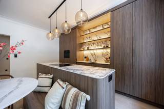 <p>Op een absolute topligging bevindt zich dit prachtig en <strong>volledig gerenoveerde gelijkvloers appartement</strong>, waar comfort, ruimte en hedendaagse luxe perfect samenkomen.</p>
<p>De ligging is bijzonder aantrekkelijk: op de <strong>Jan Van Rijswijcklaan</strong>, temidden van de gegeerde Tentoonstellingswijk met een vlotte verbinding naar het centrum van Antwerpen en alle belangrijke invalswegen. Een ideale uitvalsbasis voor wie rustig en comfortabel wil wonen, maar tegelijk alle troeven van de stad binnen handbereik wil hebben.</p>
<p>Het appartement werd <strong>volledig vernieuwd en is volledig instapklaar</strong>. Werkelijk alles werd aangepakt, waardoor u hier zonder verdere zorgen uw intrek kunt nemen.</p>
<p>De leefruimte vormt het hart van de woning en staat in verbinding met een <strong>indrukwekkende, volledig vernieuwde keuken</strong>. De keuken is zonder twijfel één van de eyecatchers van het appartement. Ze beschikt over een ruime hoeveelheid opbergruimte, <strong>volledig ingebouwde toestellen</strong> en een praktisch <strong>kookeiland met geïntegreerde zitbank</strong>. Een stijlvolle én functionele plek waar koken, tafelen en gezellig samenzijn moeiteloos samenkomen.</p>
<p>De woning beschikt over <strong>drie slaapkamers</strong>. De royale masterbedroom heeft het comfort van een <strong>eigen badkamer</strong>, terwijl de twee overige slaapkamers gebruik kunnen maken van een <strong>tweede badkamer</strong>. Hierdoor is de indeling bijzonder geschikt voor een gezin, thuiswerkers of wie graag over extra ruimte voor gasten beschikt.</p>
<p>Daarnaast is er een <strong>ruime berging/wasplaats</strong>, voorzien van <strong>ingebouwde kasten</strong>, waardoor er meer dan voldoende plaats is voor wasmachine, droogkast, voorraad en allerhande praktische zaken.</p>
<p>In de inkomhal zijn nog een vestiairekasten alsook een gastentoilet.</p>
<p>Een absolute troef is het <strong>enorme terras aan de achterzijde</strong>. Deze uitzonderlijk ruime buitenruimte biedt volop mogelijkheden voor een grote lounge, eettafel, groenvoorziening en gezellige momenten met familie en vrienden.</p>
<p>Ook naar onderhoud toe werd aan alles gedacht: de woning is voorzien van <strong>parkettegels</strong>, die de warme en elegante uitstraling van parket combineren met het praktische onderhoudsgemak van een tegel.</p>
<p>Het appartement beschik nog over een ondergrondse kelderberging.</p>
<p>Gemeenschappelijke kosten: 448 euro per maand inclusief provisie voor verwarming en waterverbruik.<br /><br />Voor meer informatie, ook na de kantooruren of tijdens het weekend, contacteer Ellen via 0474/84.54.29 of ellen@reds.be</p>