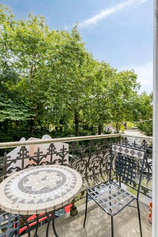 Immo Pické vous propose cette maison de maître idéalement située juste à côté du parc de Laeken, à proximité immédiate des commerces, des écoles, des transports en commun (metro, tram, bus), des axes routiers et de toutes les commodités. Cette maison de caractère est actuellement divisée en 3 logements (reconnue à l'urbanisme comme maison unifamiliale).<br />À l'entresol et au rez-de-chaussée, on trouve un premier appartement composé d'un salon, d'une salle à manger, d'une cuisine, d'un hall , d'une salle de bains, de toilettes et de 2 chambres. Au premier étage se trouve un deuxième appartement comprenant un salon, une salle à manger avec cuisine, une chambre et une salle de bains. Enfin, aux deuxième et troisième étages se trouve un troisième appartement, comprenant un salon avec coin cuisine, une salle de bains et une chambre.