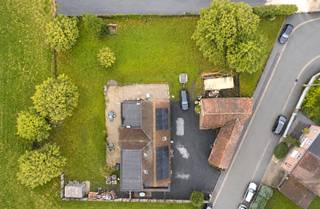 <p><strong>Te koop: ruime en energiezuinige woning met tuin en studio in Gaurain</strong><br /><br />In het centrum van <strong>Gaurain</strong>, vlak bij alle voorzieningen, bevindt zich deze ruime en comfortabele woning met open zicht op de velden en een zelfstandige studio.<br /><br />Wat maakt dit pand uniek?<br />Op het gelijkvloers beschikt de woning over een inkomhal met vestiaire en <strong>gastentoilet</strong>, een ruime <strong>leefruimte</strong> met open, volledig ingerichte <strong>keuken</strong>, een <strong>bureau</strong> of extra slaapkamer, een <strong>badkamer met douche</strong>, een <strong>wasplaats</strong> en een <strong>technische ruimte</strong>.<br />De verdieping telt <strong>drie ruime slaapkamers</strong>, een <strong>tweede douchekamer</strong> en een apart toilet.<br /><br />Buiten geniet je van een <strong>grote tuin met open zicht</strong>, waarvan een <strong>deel bouwgrond is</strong>, en een werkplaats met renovatiepotentieel.<br />Een extra troef is de <strong>volledig onafhankelijke studio</strong>, momenteel verhuurd aan €590/maand, wat zorgt voor onmiddellijk rendement.<br /><br />De woning is uitgerust met <strong>EPC B</strong>, conforme elektriciteit, 20 <strong>zonnepanelen</strong>, PVC-ramen met dubbele beglazing, centrale verwarming op gas, warmtepomp, houtkachel, thermodynamische boiler en aangesloten op de riolering.<br /><br />Voor wie is dit ideaal?<br />Ideaal voor grote gezinnen, kangoeroewonen, zelfstandigen of investeerders die ruimte, comfort en opbrengst willen combineren.<br /><br />Te koop via Immo Beguin, jouw vastgoedexpert sinds 2009, met kantoren in Ronse, Waregem, Kortrijk, Deinze, Doornik en Lessines.<br />Bezoek na afspraak bij loicvdv@immobeguin.be</p>