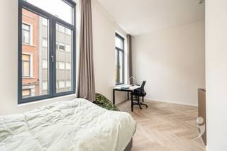 <p><span>Ontdek deze moderne studentenkamer in een kwalitatief vernieuwbouwproject, gelegen in de Frederik Lintstraat 83 in het hartje van Leuven. Het gebouw werd grondig vernieuwd met duurzame materialen en voldoet aan de hedendaagse normen inzake comfort en energiezuinigheid.<br />De kamer ligt op de 2de verdieping en is uitgerust met een energiezuinige lucht-lucht warmtepomp voor verwarming in de winter en airco in de zomer. Ze wordt volledig bemeubeld verhuurd en beschikt over een bed zonder matras</span><span>,</span><span> Daarnaast heeft de kamer eigen sanitair (douche, lavabo en wc). In het gebouw is een volledig uitgeruste gemeenschappelijke keuken aanwezig. Ook is er een gezellig terras, ideaal om even te ontspannen en een fietsenstalling.<br />Dankzij de centrale ligging bevinden campussen, winkels en horeca zich op wandelafstand, een ideale uitvalsbasis voor studenten.<br />De foto's zijn afkomstig van referentiepanden en dienen ter illustratie van de afwerkingsgraad en sfeer.</span><span> </span></p><p><span> </span></p>