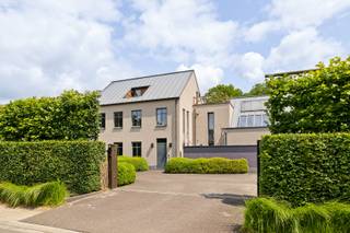 Deze instapklare villa uit 2007 ligt op een perceel van ca. 20 are in een rustige, doodlopende straat in het groene Keerbergen. Dankzij de discrete ligging, gunstige EPC-score en kwalitatieve afwerking geniet u hier van alle comfort en privacy in een aangename woonomgeving.<br /><br />Met een bewoonbare oppervlakte van 437 m² is de woning ruim en doordacht ingedeeld:<br /><br />Op het gelijkvloers bevindt zich een ruime inkomhal met vestiaire en gastentoilet, gevolgd door een royale leefruimte met eetkamer. Aansluitend aan de eetkamer ligt een veranda met open haard, ingericht als een gezellige zithoek. Verder zijn er een aparte bureauruimte en een volledig uitgeruste keuken met zicht op het binnenzwembad. Deze ruimte wordt momenteel gebruikt als lounge, maar kan eenvoudig opnieuw ingericht worden als zwembad (bijkomende foto's op aanvraag). Grenzend aan deze zone bevindt zich een badkamer.<br /><br />Op de eerste verdieping bevinden zich vijf slaapkamers, waarvan twee met toegang tot een terras. Alle kamers zijn voorzien van airconditioning. Eén van de slaapkamers beschikt over een aparte dressing. Ook op deze verdieping is een badkamer aanwezig, evenals een praktische nachtdressing.<br /><br />De tweede verdieping biedt een polyvalente ruimte, perfect als hobby- of ontspanningsruimte, met airco en toegang tot een dakterras dat uitkijkt over de groene tuin.<br /><br />De woning is volledig onderkelderd en biedt daardoor niet alleen veel bergruimte, maar ook ruimte voor bijvoorbeeld een hobbykamer.<br /><br />De buitenruimte is aangenaam en groen ingericht, met een verzorgd terras waar u in alle rust kunt genieten. Het poolhouse biedt extra comfort dankzij een open haard, infraroodverwarming, buitendouche, handenwasser en toilet. Een natuurlijke zwemvijver sluit mooi aan bij het geheel en versterkt het ontspannen karakter van de tuin.<br /><br />Extra troeven: <br />-Twee laadpalen<br />-Regenwaterput van 5.000 liter<br />-Waterverzachter<br />-Domotica aanwezig