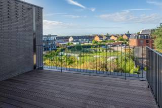 Wij vragen u vriendelijk om niet telefonisch te reageren, maar uitsluitend via e-mail of via de portaalsite. Dit recent gebouwde, instapklare appartement bevindt zich in het hart van Oud-Turnhout en biedt een uitzonderlijk mooi zuidgericht terras, samen met twee slaapkamers. Dankzij de natuurlijke lichtinval, de aanwezigheid van vloerverwarming en een warmtepomp, die zowel verwarmt in de winter als koelt in de zomer,  geniet u van een hoog wooncomfort in een bijzonder energiezuinige omgeving. Het appartement is volledig afgewerkt en uitgerust met gordijnen en lichtarmaturen. Bovendien zijn een autostaanplaats en een private berging reeds in de prijs inbegrepen. De maandelijkse provisie voor de gemeenschappelijke kosten bedraagt 40 EUR. Interesse of wenst u een bezoek aan te vragen? Gelieve te reageren via e-mail naar ines@ilimmo.be
 of via de portaalsite.