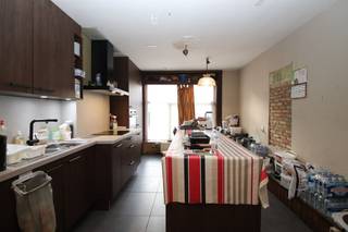 Deze woning is op te knappen, maar heel goed bereikbaar en heeft o.a. 3 slaapkamers.<br /><br />Op het gelijkvloers beschikt de woning verder over een inkomhal, een ruime keuken (met eetplaats), een leefruimte, een apart toilet en een koer.<br />Op de eerste verdieping is er een overloop, een veranda (uitgevend op een plat dak), een badkamer (met een lavabo en een ligbad) en 1 slaapkamer. <br />De 2 andere slaapkamers bevinden zich op de tweede verdieping.<br /><br />De woning bevindt zich vlakbij de kruising van de Abdijstraat en de Milseweg; dus nabij o.a. de ring (Geldenaaksepoort), een school, Abdij van park & de Philipssite en met een vlotte verbinding naar de E40. En er is een bushalte omzeggens naast de deur (lijn 15 en 597)!<br /><br /><em>(Meer foto's ter beschikking door ons te mailen op info@immoanthonis.be.)</em><br /><br /><em>Bezichtigen na TELEFONISCH contact tijdens openingsuren via 016234416 aub; dat spreekt het makkelijkst af. Bedankt!<br />For a viewing, please CALL US during opening hours on 016234116; this is the easiest way to arrange a viewing. Thank you!</em><br /><br />