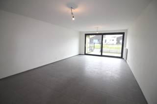 Dit GELIJKVLOERS appartement is gelegen in residentie Muelenaers in het centrum van Westrozebeke. <br /> <br />Het appartement bestaat uit inkom, ruime leefruimte, volledig ingerichte keuken (apparatuur van Miele), berging, 2 slaapkamers, toilet, badkamer (dubbele lavabo, bad met douchemogelijkheid) en een terras met tuintje.<br />Tevens is er een GARAGE bij het appartement voorzien! <br /><br />** Afwerking met duurzame materialen!! ** <br />ELEKTRISCH bediende ROLLUIKEN aan de voorzijde. <br /><br />Bijkomende syndickosten: 50,00 EUR. <br /><br />EPC uc0582 : label A (91 kWh/m²jaar)