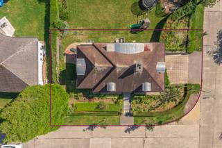 Verzorgde villa met 4 slaapkamers en dubbele garage.Gelegen in een zeer residentiële omgeving, nabij invalswegen.Deze verkoop omvat een gerenoveerde...